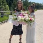 Tatyana Tereshina Instagram - Сегодня был последний звонок 🛎️ Начальной школы Арис в любимой @era_lapino ❤️ Невероятно трогательное событие. Дети прощались со своей по истине супер классной руководителтницей и это давалось им нелегко 🥲💔❤️‍🩹. Мария Борисовна, спасибо вам за ваш талант учителя, за невероятную чуткость и доброту,за умение в каждом ребенке найти изюминку, за нежность и аккуратность по отношению к деткам. Вы чудо учитель, нам очень повезло , что мы Вас нашли!🙏🏼🫶🏻❤️ . @cvetyfix специально для такого события по моим референсам сделали букет и нежный и огромный и легкий одновременно! Вы тоже крутые, спасибо!🙌🏼🎀🌸🌺🌸