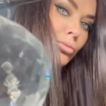 Tatyana Tereshina Instagram - По рекомендации своего мастера взяла этот несмываемый спрей для увлажнения и разглаживания и осталась довольна! Спрей понравился и по текстуре, и по запаху.🪻 наношу его на влажные волосы после мытья. Со спреем волосы легко расчесываются, они не путаются, не пушатся. Убирается эта неприятная пушистость волос, не торчат антенки в разные стороны. И на сухие волосы тоже наношу, он не утяжеляет волосы, делает волосы блестящими и послушными. 💎 Заказать можно на Wildberries, ссылочку специально для вас оставлю! https://flariogroup.mobz.click/tsh24 Артикул: 64947499