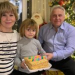 Tatyana Tereshina Instagram - С ДНЕМ РОЖДЕНИЯ МАМА!🥳 Будь здорова и весела)) как мы с тобой всегда!) 00:00 и я поздравляю мою маму с уже прошедшим днем рождения и вхожу в день рождения дочери. И Эту цепочку не прервать! 🧬 Какое счастье быть в этой матрице.. меня наградили твоим Аватаром))) !!это так.. по современному А если вспомнить что я дочка, то просто : Мамусь, спеки блинчики❤️ . БЛАГОДАРЮ ЗА ВСЕ, МОЯ ПЕРВАЯ , но постоянная любовь по имени мама.❤️🙏🏼 Мы сегодня с мамой,папой , и детьми весь вечер танцевали. Дочь под « Седую ночь» учила дедушку танцу (из моего детства, кстати,я то его помню, прикиньте), который она увидела из « Слово пацана. Кровь на асфальте.» 🩸🚿😉