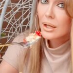 Tatyana Tereshina Instagram - Нет, нет, у меня день рождения не сегодня, а 3 мая и нет, мне не 43 исполняется, а 45. 🤣🤣🤣 И с математикой у меня все хорошо! Просто я хотела написать возраст детей и свой, с детьми все норм, а вот свой возраст я случайно перепутала. 🤭😂😂😂😂. Реально забыла сколько мне исполняется .. у вас бывало такое???? 🫠 🥴 Когда поняла что я попросила написать на торте этот странный пример , я долго смеялась.. впрочем это даже хорошо, потому что заранее не отмечают дни рождения и получается я отмечаю свои 43)) можно завтра отметить 44, а 3 мая уже и 45 🥳🥳🥳🥳 @lafamilia_cakebakery . Торты из самых натуральных ингредиентов. Оба вкуснейшие: наполеон и чизкейк! Браво!👏🏼👏🏼👏🏼👏🏼👏🏼👑