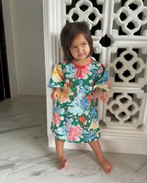 Taya Rogers Instagram - Happy Lunar New Year HomieLoverFriends🧧🌕✨🐲🍊 Wishing you all a prosperous & joyful year of the dragon! 😘  I’m excited to teach Jaden & Mila more of their Chinese heritage as they get older (& hoping to use it as an opportunity to learn more for myself as well!) 

เห็นหน้าแบบนี้จะคิดไหมว่ามีอาม่ากับอาเหล่าม่าอยู่ที่บ้าน 😛

恭祝新年吉祥，幸福和欢乐与你同在。🌕🐲🧧🍊💰