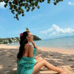 Taya Rogers Instagram - Vibrant scents got me feeling fresh this summer with the Blossoms Collection from Jo Malone London 🌺 Loving these 2 scents, 🌞 Sunlit Cherimoya with mouth-watering fruitiness and Yuzu Zest with uplifting citrus-notes 🍋🏖️ The Blossom Collection comes with vivid orage box and limited edition striped bag 💛 Don’t forget to grab your favourites and enjoy this summer with Jo Malone London 😘 @JoMaloneLondon #JoMaloneLondonTH #BrilliantBlossoms