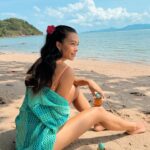 Taya Rogers Instagram - Vibrant scents got me feeling fresh this summer with the Blossoms Collection from Jo Malone London 🌺 Loving these 2 scents, 🌞 Sunlit Cherimoya with mouth-watering fruitiness and Yuzu Zest with uplifting citrus-notes 🍋🏖️ The Blossom Collection comes with vivid orage box and limited edition striped bag 💛 Don’t forget to grab your favourites and enjoy this summer with Jo Malone London 😘 @JoMaloneLondon #JoMaloneLondonTH #BrilliantBlossoms