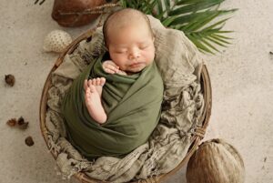 Taya Rogers Instagram - A little belated but swooning over these photos by @smalliestudio for Jaden’s 1st birthday 🥰🤩🫶🏽 He’s grown so much 🥹 I just need time to slow down a little - and for him to stop running so fast 😅 

Swipe for his newborn photos 🥹🥲

ใครอยากถ่ายรูปน่ารักน่ารักแนะนำ @smalliestudio  เลยค่ะ  ไม่เคยผิดหวัง 🥹🥰