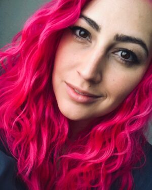 Taylor Dooley Instagram - missing my pink hair 🎀