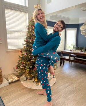 Taylor Dooley Instagram - Merry Christmas & Happy Holidays to everyone ❤️ All glory to the newborn King 😍 Praising and thanking God for sending His son, Jesus, as a savior to ALL! And so incredibly grateful for family, love, joy, and peace in this holiday season. Sending you all so much love from me and my favorite tribe of goofballs (swipe to see us being silly 😜). I love always laughing through life with these three, God is so good 🥰