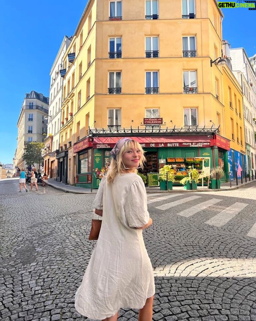 Taylor Hickson Instagram - la princesse dans un sac