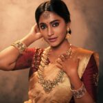 Teja Venkatesh Instagram - One doesn’t just wear attire but embraces a legacy of splendor, embodying the essence of royalty with every graceful movement, evoking the timeless allure of Indian heritage and culture. 🤍 Saree draping @d_sareedrapist Makeup @jeru_bridal_studioo Saree @sesha_bridalwear Camera @aadhityasivam Jewels @chennai_jazz Hairdo @shadesofyourdream Makeup Assistant @rajime27_makeover_hub #tejavenkatesh #tejainsaree #saree #chennai #traditional #sareelove #tejavenkatesh😍😍