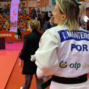 Telma Monteiro Instagram - Abidjan Africa Judo Open ❤️🥇
Podia ter sido qualquer outra prova.
Podia ter sido de qualquer outra forma.
Mas o tempo de Deus é sempre o mais certo.

Competir em África, em Abidjan, foi uma experiência tão linda que é difícil as palavras fazerem justiça. 
Que pessoas tão lindas com uma energia inigualável, alegres. Temos  tanto a aprender! Sou extremamente grata por ter tido a oportunidade de competir aqui e pela primeira vez experienciar o que já me tinham dito mas nunca tinha vivido. O meu dia foi bonito, não porque ganhei, o meu dia foi bonito porque as pessoas eram bonitas, porque a energia era única. Ganhar foi a cereja no topo de um dia tão especial no meio de pessoas tão especiais. Tanta simplicidade e tanta alegria, Deus obrigada. De outra forma nunca teria vivido o que vivi. Emocionou-me uma energia tão única e pessoas tão lindas. Até um dia ❤️😭

E assim termina, a última tarefa que estava sobre o nosso controlo, agora é como Deus quiser, porque seja como for, nunca faltará gratidão por tudo. Foram meses muito duros e únicos, que ficam pra falar noutra altura 😭

Obrigada a todos os que acompanham e apoiam. Aqueles que estão sempre lá. Não temos como explicar, nem temos de explicar nada. Também porque poucos iam entender. Apenas, obrigada por me permitirem ser a minha melhor versão… humana. ❤️
