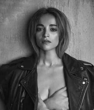 Teona Dolnikova Instagram - «У меня всегда было отвратительное желание быть чем-то большим, чем человек. Я чувствовал себя ничтожным в качестве человека. И я подумал: ну на хрен. Хочу быть сверхчеловеком.
 Иногда я вообще не ощущаю себя личностью. Я просто коллекция чужих идей.» ДЭВИД БОУИ ❤️