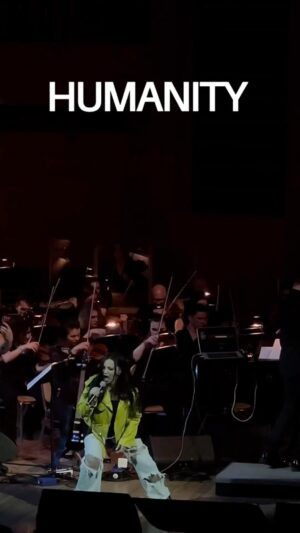 Teona Dolnikova Instagram - One of my favorite songs ever HUMANITY 🪽🪽🪽

Is there a chance that people still remember the meaning of that word?

Один из моих любимейших треков 
HUMANITY 🔥🔥🔥

Есть ли шанс, что человечество помнит что это значит?