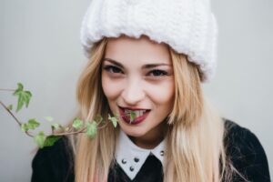 Teona Dolnikova Instagram - Каждый ноль почему-то думает, он – орбита
а планета считает себя песчинкой
сколько раз корыто должно быть бито
чтоб вы поняли, как это – быть счастливым?
⠀
сколько судеб должны свалиться
с прямой дороги
чтобы стало ясно: вы опоздали жить!
сколько хамов и подлецов будут топтать пороги
и пытаться отнять то, что не могут заполучить?
⠀
сколько несчастливых душ и одиноких домов
будет размножаться от вашего
неуверенного лица?
как вам объяснить, что и маленькая любовь
не приходит в запертые сердца?
⠀
@yanamkr 
⠀
#teonadolnikova #teona #теонадольникова #теона #актриса #певица #счастливая #девчонка