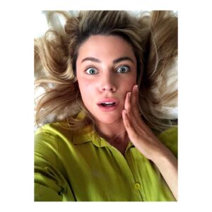 Teressa Liane Instagram - A Self Portrait Collection. 🖐🏻🖼

Time to make friends with the ol’ reflection again…

“Oh, hi. Didn’t see you there” 🙍🏼‍♀️🪞🙍🏼‍♀️ “Oh, hi. Didn’t see you there also, as well” 🥸👍🏻

#Lockdown6

1/3

❤️ x