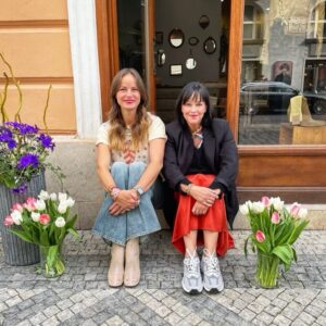 Tereza Brodská Instagram - Přátelství je jako kytka, která by neměla uschnout!🌷 Jsem tak ráda že mám inspirativní kamarádky…krásné,chytré,vtipné a úspěšné. Dík Danielo.💋jsi mou neustálou inspiraci….ve všem totiž značně pokulhávám😅 @dani.laterrefleurie  @icone.praha