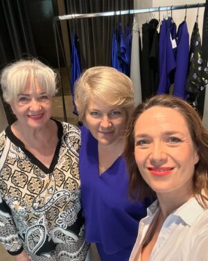 Tereza Kostková Instagram - Děkujeme za pozváni na další krásnou akci @stepanka_pivcova její róby to je v zásadě umelecke dílo…ty #barvy #latky a ten jedinečný střih!
 #inspirace #prodamy #woman #kvalita #terezakostkova #carmenmayerova