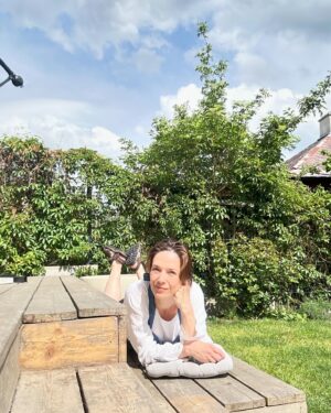 Tereza Kostková Instagram - Můj víkend…ať to nevypadá, ze jsem jen v divadle a na place a v rozhlase…i když s mamkou jsme stihly i hrát včera doma v @komornidivadlokalich a točila jsem ráno chvilku @jednarodinaserial a @crodvojka si chystám průběžně, protože mě čeká jeden velmi velmi speciální a vzácný host (dozvíte se v úterý).
Ale zahrada je magnet…tak snad i u Vás hezky víkend…
#sobotaanedele #zahrada @atelierflera @zahradnictvichladek #radost