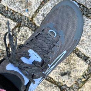 Tereza Kostková Instagram - Většinou se k příspěvku píše: “Hodně se mě ptáte na…tak…” a je to jen úvodní fráze a nikdo se zas tak moc neptá. Ale Vy se mě vážně hodně ptáte na ty moje boty, co jsem si je koupila týden před odjezdem a ušla v nich 150 km toscanskem bez jedinneho puchyre. (Viz naše povídání s Adélkou v rozhlase)
Tak to jsou ony - viz foto.
Je to jistě individuální, ale má zkušenost je báječná a rozhodne tohle není placená propagace. Koupila jsem si je v plné palbě s důvěrou v doporučení mého oblíbeného obchodu Cestuj pod 7 kg. 
Dokonce jsem puchyře čekala jako zcela normální součást výpravy. Takže tohle všechno je bonus. Byla bych nadšena i s puchyri!!! 
Je to značka Altra 

#viafrancigena #pout #italie #terezakostkova #boty #bezpuchyru “cestování #dostdobry