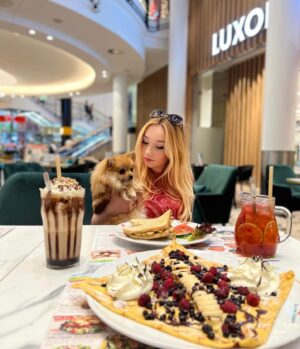Tereza Taliánová Instagram - S Tessinkou jsme dneska navštívily @kavarnacreperie ,kde podle nás dělají nejlepší toasty a palačinky!!💗
#terezatalianova #pomeranian #blondie #paladium #lunchtime