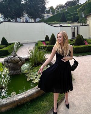 Tereza Taliánová Instagram - Bylo mi ctí moderovat vernisáž @prokopjuk.r děkuji moc za tuto příležitost.🥰
#terezatalianova #artist #vrtbovskazahrada