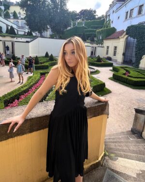 Tereza Taliánová Instagram - Bylo mi ctí moderovat vernisáž @prokopjuk.r děkuji moc za tuto příležitost.🥰
#terezatalianova #artist #vrtbovskazahrada