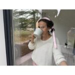 Tereza Ramba Instagram - Takhle budu jednou vypadat, ve svém Cetusu, nebo Calumbě. Budu mít určitě čistý bílý svetr a čas natočit si vlasy, zatím co si děti budou hrát v lese opodál;). Kdo chcete snít se mnou, přikládám nějaká fakta o Cetusu. Jinak miluju interiér domečků @montovanedomky , je naprosto s citem a láskou dotáhnutý do posledního útulna. Je tolik věcí na které se těším.. V poslední době se mi dost rovnají priority a těšení se a představování si hezkých věcí, to je teď jedna z mých nejoblíbenějších činností. Cetus 72m2 3 KK - ideální varianta k rodinnému bydlení - je nízkoenergetický - rychlá výroba a snadné umístění - v ceně domu je koupelna i kuchyně www.mairyss.cz