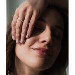 Tereza Ramba Instagram - Prstýnek Otevírá Srdce🩶 Jemný prstýnek z pravého růženínu. Je to kámen lásky a zamilovanosti, umění a mateřství. Otevírá srdce a smysly všem krásným věcem, které nás obklopují. Rozzáří každou ruku, ideální dárek z lásky. Máme ho ve třech velikostech, kameny navlečené na šňůrce. Vyrobili jsme mu dřevěný pelíšek, aby byl uchováván v temnu a hebku, jak to má každý drahokam rád. Před koupáním či spaním doporučujeme prstýnek uložit do krabičky pro jeho dlouhou životnost. Najdete ho na www.laskaje.cz 📸 @vita.ramba . . . #prstynek #ruzenin #kamenlasky #laskaje