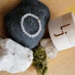 Tereza Ramba Instagram - Prstýnek Otevírá Srdce🩶 Jemný prstýnek z pravého růženínu. Je to kámen lásky a zamilovanosti, umění a mateřství. Otevírá srdce a smysly všem krásným věcem, které nás obklopují. Rozzáří každou ruku, ideální dárek z lásky. Máme ho ve třech velikostech, kameny navlečené na šňůrce. Vyrobili jsme mu dřevěný pelíšek, aby byl uchováván v temnu a hebku, jak to má každý drahokam rád. Před koupáním či spaním doporučujeme prstýnek uložit do krabičky pro jeho dlouhou životnost. Najdete ho na www.laskaje.cz 📸 @vita.ramba . . . #prstynek #ruzenin #kamenlasky #laskaje