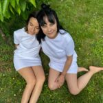 Tereza Ramba Instagram - Jedna z nejvzácnějších věcí které mám, a nemyslím tím prstýnky, ani naše nové šatičky do kterých jsme se perfektně sladily:). Holky jsou základ všeho. Vždycky když je mi úzko, tak těsně před pádem je tam někde zavěšená pevná záchranná síť z obejmutí. Může to být jenom telefonát, nebo třeba vědomí, že ony dvě tam někde jsou. Jsou základ mého zdraví, základ mého sebevědomí. A i když mám už sama svojí rodinu, někdy bych se nejradši znova schovala mámě do břicha a nebo si hodiny hrála se ségrou v pokojíčku. Maminky jsou jako domeček. Díky mami za všechno, uvědomuju si jak vzácný to co my tři máme je. Miluju vás! Za chvilku bude svátek matek. Můžete se sladit jako my, náš prstýnek Otevírá srdce silně podporuje mateřství, takže je ideální, šatičky který moje ségra popsala zase těší a sluší všem, stejně jako fusakle kterých nikdy není dost. A nebo jí prostě dejte pusu a vemte jí zítra na náš Intuitivní Cestopis, protože společnej čas je to nejvíc co si navzájem můžeme dát. Láska je. Hýčkejte svoje oblíbený ženy! 🫀