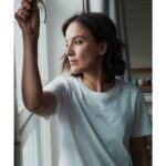 Tereza Ramba Instagram - TrikoŠaty Vanilková zmrzlina 🍦 Nápis “Láska je”, je zpracován nejprve ručně naší produktovou a kreativní manažerkou a taky milovanou sestrou Sárou, která na lem šatů také růžově napsala jednu z Terezky básní o létě. Nejkrásnější kus tepla. Báseň: Léto je vanilková zmrzlina a pouťový prstýnky, blejskaj se na slunci, cákání a vůně toho druhýho, kterou na sobě od noci nosíš. Léto je zklamání a hvězdná obloha, ztratit se v lese a sladká chuť na jazyku, schovám se do slunce. Léto si uchovávám celý rok v sobě. TrikoŠaty najdete na www.laskaje.cz 🩶 📸 @vita.ramba . . . #leto #laskaje #vanilkovazmrzlina
