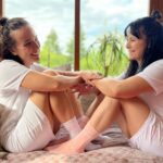 Tereza Ramba Instagram - Jedna z nejvzácnějších věcí které mám, a nemyslím tím prstýnky, ani naše nové šatičky do kterých jsme se perfektně sladily:). Holky jsou základ všeho. Vždycky když je mi úzko, tak těsně před pádem je tam někde zavěšená pevná záchranná síť z obejmutí. Může to být jenom telefonát, nebo třeba vědomí, že ony dvě tam někde jsou. Jsou základ mého zdraví, základ mého sebevědomí. A i když mám už sama svojí rodinu, někdy bych se nejradši znova schovala mámě do břicha a nebo si hodiny hrála se ségrou v pokojíčku. Maminky jsou jako domeček. Díky mami za všechno, uvědomuju si jak vzácný to co my tři máme je. Miluju vás! Za chvilku bude svátek matek. Můžete se sladit jako my, náš prstýnek Otevírá srdce silně podporuje mateřství, takže je ideální, šatičky který moje ségra popsala zase těší a sluší všem, stejně jako fusakle kterých nikdy není dost. A nebo jí prostě dejte pusu a vemte jí zítra na náš Intuitivní Cestopis, protože společnej čas je to nejvíc co si navzájem můžeme dát. Láska je. Hýčkejte svoje oblíbený ženy! 🫀