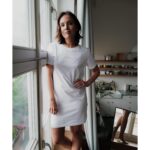 Tereza Ramba Instagram - TrikoŠaty Vanilková zmrzlina 🍦 Nápis “Láska je”, je zpracován nejprve ručně naší produktovou a kreativní manažerkou a taky milovanou sestrou Sárou, která na lem šatů také růžově napsala jednu z Terezky básní o létě. Nejkrásnější kus tepla. Báseň: Léto je vanilková zmrzlina a pouťový prstýnky, blejskaj se na slunci, cákání a vůně toho druhýho, kterou na sobě od noci nosíš. Léto je zklamání a hvězdná obloha, ztratit se v lese a sladká chuť na jazyku, schovám se do slunce. Léto si uchovávám celý rok v sobě. TrikoŠaty najdete na www.laskaje.cz 🩶 📸 @vita.ramba . . . #leto #laskaje #vanilkovazmrzlina