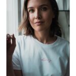 Tereza Ramba Instagram - Máme obrovskou radost, protože právě teď už můžete na webu vidět naše Láska je novinky. Každá má svůj příběh a i to Vám budeme postupně odhalovat. Jsme zamilovaný. A vy? 🩶 Více na www.laskaje.cz #laskaje #laskycas #leto 📸by @vita.ramba 🪡 styling a kreativa by @sarumanka