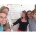 Tereza Ramba Instagram - Intact je moje srdcová záležitost. Procestovala jsem s nimi kousek světa. Byla jsem ve školách na Barbadosu, v New Yorku, Austrálii, na Maltě i v Londýně. Na jazykovém kurzu od nich byla moje sestřička a teď se chystáme vypravit bráchu. Troufám si říct, že mě do určité míry naučili anglicky. Začínala jsem strašně pozdě, až když jsem dostala první roli v angličtině, a došlo mi, že takhle to asi opravdu nepůjde. Kromě angličtiny jsem se ve světě naučila spoustu dalších, dost podstatných věcí. Zjistila jsem díky nim, že jsem nezávislá, schopná se o sebe postarat kdekoliv na světě. Zjistila jsem, že cestuji kvůli návratům, a jaké to je číst knížky v originálním jazyce. Pamatuji si dodnes, jak jsem poslouchala někde v Americe rádio a najednou jsem věděla, co všichni říkají. Pamatuji si že točím v Berlíně a prostě zmizela ta jazyková bariéra. Bylo to úchvatný. Myslím, že je to extrémně důležitý ve všech směrech, odeslat ty děti do světa, čím dřív tím líp. Intact má kurzy pro děti ideálně ve věku 13-17 let, nebo pro mladé dospělé, jako jsem byla tehdy já. Dalo mi to strašně moc a doporučila bych to všem rodičům, a hlavně všem mladým lidem. Jet někam k moři, nebo do země kterou třeba tajně milujete, studovat tam, žít. Intact nabízí kurzy pro všechny generace a nejen angličtinu, celkem 13 jazyků, takže němčina, španělština, francouzština, italština, ale i asijské jazyky. Fungují od r. 1991 a já je po všech těch cestách ze srdce doporučuji. Léto se blíží, neváhejte s objednávkami, není na co čekat. @intact.jazykovekurzy #jazykovekurzy