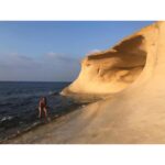 Tereza Ramba Instagram - Intact je moje srdcová záležitost. Procestovala jsem s nimi kousek světa. Byla jsem ve školách na Barbadosu, v New Yorku, Austrálii, na Maltě i v Londýně. Na jazykovém kurzu od nich byla moje sestřička a teď se chystáme vypravit bráchu. Troufám si říct, že mě do určité míry naučili anglicky. Začínala jsem strašně pozdě, až když jsem dostala první roli v angličtině, a došlo mi, že takhle to asi opravdu nepůjde. Kromě angličtiny jsem se ve světě naučila spoustu dalších, dost podstatných věcí. Zjistila jsem díky nim, že jsem nezávislá, schopná se o sebe postarat kdekoliv na světě. Zjistila jsem, že cestuji kvůli návratům, a jaké to je číst knížky v originálním jazyce. Pamatuji si dodnes, jak jsem poslouchala někde v Americe rádio a najednou jsem věděla, co všichni říkají. Pamatuji si že točím v Berlíně a prostě zmizela ta jazyková bariéra. Bylo to úchvatný. Myslím, že je to extrémně důležitý ve všech směrech, odeslat ty děti do světa, čím dřív tím líp. Intact má kurzy pro děti ideálně ve věku 13-17 let, nebo pro mladé dospělé, jako jsem byla tehdy já. Dalo mi to strašně moc a doporučila bych to všem rodičům, a hlavně všem mladým lidem. Jet někam k moři, nebo do země kterou třeba tajně milujete, studovat tam, žít. Intact nabízí kurzy pro všechny generace a nejen angličtinu, celkem 13 jazyků, takže němčina, španělština, francouzština, italština, ale i asijské jazyky. Fungují od r. 1991 a já je po všech těch cestách ze srdce doporučuji. Léto se blíží, neváhejte s objednávkami, není na co čekat. @intact.jazykovekurzy #jazykovekurzy
