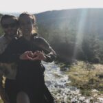 Tereza Ramba Instagram - 2018 někdy na jaře doma v Krkonoších, okem @vita.ramba , s @matyasramba jsme jedli v tichu a já sbírala v lese byliny, měli jsme na všechno čas, procházky trvaly spousty kilometrů, spali jsme dlouho a když tak úplně, ale stejně bych nevyměnila ani minutu. Láska je🩶