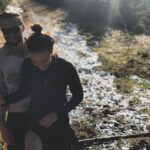 Tereza Ramba Instagram - 2018 někdy na jaře doma v Krkonoších, okem @vita.ramba , s @matyasramba jsme jedli v tichu a já sbírala v lese byliny, měli jsme na všechno čas, procházky trvaly spousty kilometrů, spali jsme dlouho a když tak úplně, ale stejně bych nevyměnila ani minutu. Láska je🩶