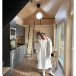 Tereza Ramba Instagram - Calumba. Minimalistický domek, ve dvou variantách, rostoucí spolu s rodinou, jako stůl, kterej vytáhnete když přijede návštěva. Nebo nikdy nezatáhnete, protože je u vás někdo na vývar pořád, jako u nás. Děti blbnoucí venku a vy sedící na terase. Káva a čaj z bylin, žádný telefony ani počítače, každý jedny holiny a Matyho splněnej minimalistickej sen, tři hrnečky na člověka. Hodně spát. Déšť je radost, sníh je radost, velký okno a horká čokoláda🫖. Nepracovat. Takhle si to představuju já. Místo pro odpočinek. Naše místo🙏. Klacky místo zbytečnejch hraček. Co si představujete vy? Tentokrát vynechám všechna fakta. Pro ty mrkněte k @montovanedomky nebo ještě lépe přes 👉 stories k nim na stránky. Odpočívejte 🫶 . . . . #rodina #klid #bydleni #minimalism #spoluprace #relax #home #family #foryou