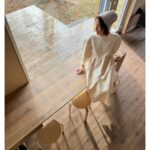 Tereza Ramba Instagram - Calumba. Minimalistický domek, ve dvou variantách, rostoucí spolu s rodinou, jako stůl, kterej vytáhnete když přijede návštěva. Nebo nikdy nezatáhnete, protože je u vás někdo na vývar pořád, jako u nás. Děti blbnoucí venku a vy sedící na terase. Káva a čaj z bylin, žádný telefony ani počítače, každý jedny holiny a Matyho splněnej minimalistickej sen, tři hrnečky na člověka. Hodně spát. Déšť je radost, sníh je radost, velký okno a horká čokoláda🫖. Nepracovat. Takhle si to představuju já. Místo pro odpočinek. Naše místo🙏. Klacky místo zbytečnejch hraček. Co si představujete vy? Tentokrát vynechám všechna fakta. Pro ty mrkněte k @montovanedomky nebo ještě lépe přes 👉 stories k nim na stránky. Odpočívejte 🫶 . . . . #rodina #klid #bydleni #minimalism #spoluprace #relax #home #family #foryou