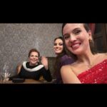 Tereza Ramba Instagram - Byl to nádhernej večer, plnej! Díky svýmu týmu. Ještě ráno jsem seděla v hlubokým lese na horách a večer už jsem dělala parádu. Diký Andree @anamecz , která mě nenechala jít v pyžamu a těsně před přenosem vykouzlila tohle, díky ségře za nekonečný styling rady po telefonu @sarumanka , díky @licirna____organics za rychlou a clean beauty, vás holky nevystresuje nic. Díky Dášce a Ewičce za garde a nejvíc díky kámošům, Kičkote, Oskare, Dane, Jane, Matyáši, Lucie, Anno, Josefe, Viktorinka, Milane, Lili a všichni ostatní vy víte kdo, byl to večer až do rána! @ceskylev jako největší oslava filmu, sláva vítězům a čest poraženým❤️‍🔥 . . @krystofhadek_ofyshl @ewa_farna93 @dagmarhavlova_official @oskar.hes @daniel.dan.svatek @_jan___nedbal @matyasvorda @luclucka @anna_fialova_ @viktor.prasil @milan_steindler