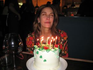 Teri Hatcher Instagram - Wishes have been made. 364 days and counting. Making it happen! Let them eat cake! @sweetladyjanecakeshop #yum