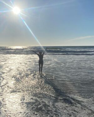 Teri Hatcher Instagram - Goodbye 58 Hello 59. What an amazing day I’ve spent in nature with loved ones…cold ocean, warm hearts, moving, talking , laughing. With age comes the deepest sense of acceptance and freedom, appreciation and gratitude and the energy and ambition to do all that you can in and for this world and the people in it. Grateful for each day and the opportunities it brings. My heart is full. Thank you everyone for all the birthday wishes. #everydayisagift #nofilter