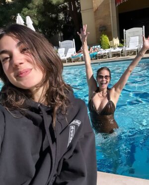 Teri Hatcher Instagram - What a way to celebrate 26 years of life with @iamemersontenney 💖 So grateful to be her mom & SO fun to celebrate with her and her girlfriends🥳 @wynnlasvegas Thanks for helping us create memories we will never forget! #bestweekend #birthdays #girlsnight #vegas #celebrations