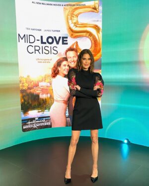 Teri Hatcher Instagram - Little sneak peak at some backstage vibes from today’s interview with @accesshollywood  Thanks for having me @kithoover @melissapeterman So fun!  Watch today  1pm KNBC #accessdaily #midlovecrisis @hallmarkmovie  Hair & Makeup: @faustinehornok Styled by:
@thedollhaus.co  @elliatt @janeylopatypr @aquabrandofficial  I LOVE the sleeves on the dress! Obsessed!  Have a great weekend all!!