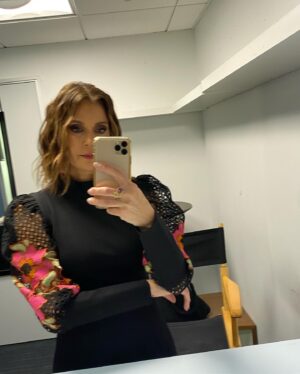 Teri Hatcher Instagram - Little sneak peak at some backstage vibes from today’s interview with @accesshollywood  Thanks for having me @kithoover @melissapeterman So fun!  Watch today  1pm KNBC #accessdaily #midlovecrisis @hallmarkmovie  Hair & Makeup: @faustinehornok Styled by:
@thedollhaus.co  @elliatt @janeylopatypr @aquabrandofficial  I LOVE the sleeves on the dress! Obsessed!  Have a great weekend all!!
