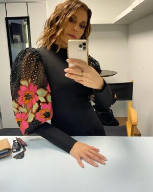 Teri Hatcher Instagram - Little sneak peak at some backstage vibes from today’s interview with @accesshollywood  Thanks for having me @kithoover @melissapeterman So fun!  Watch today  1pm KNBC #accessdaily #midlovecrisis @hallmarkmovie  Hair & Makeup: @faustinehornok Styled by:
@thedollhaus.co  @elliatt @janeylopatypr @aquabrandofficial  I LOVE the sleeves on the dress! Obsessed!  Have a great weekend all!!