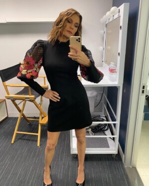 Teri Hatcher Instagram - Little sneak peak at some backstage vibes from today’s interview with @accesshollywood  Thanks for having me @kithoover @melissapeterman So fun!  Watch today  1pm KNBC #accessdaily #midlovecrisis @hallmarkmovie  Hair & Makeup: @faustinehornok Styled by:
@thedollhaus.co  @elliatt @janeylopatypr @aquabrandofficial  I LOVE the sleeves on the dress! Obsessed!  Have a great weekend all!!
