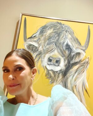 Teri Hatcher Instagram - Now that’s a sexy cow! Not me…the painting! 😂 😂😂. Good things are worth waiting for. That’s my #tuesdaymotivation  I waited a long time to get this beautiful painting by #cornwall artist @carolinewalkerart framed and hanging in my living room and it fits in perfectly. Art in a home can lend a vibe to your space, your mind, your spirit and this vibrancy, whimsy and delicate artistry will inspire me every day. Thank you  #carolinewalkerartist for your magical craftsmanship💖 #cornwall #padstow #cow #highland #art #whimsy #artgallery #painting #sexycow Check out her work www.Caroline-walker.co.uk