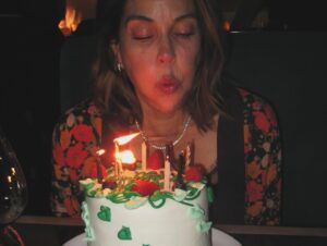 Teri Hatcher Instagram - Wishes have been made. 364 days and counting. Making it happen! Let them eat cake! @sweetladyjanecakeshop #yum