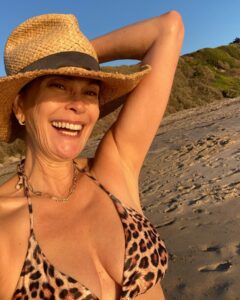 Teri Hatcher Instagram - Goodbye 58 Hello 59. What an amazing day I’ve spent in nature with loved ones…cold ocean, warm hearts, moving, talking , laughing. With age comes the deepest sense of acceptance and freedom, appreciation and gratitude and the energy and ambition to do all that you can in and for this world and the people in it. Grateful for each day and the opportunities it brings. My heart is full. Thank you everyone for all the birthday wishes. #everydayisagift #nofilter