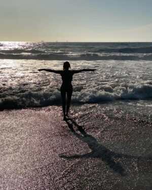 Teri Hatcher Instagram - Goodbye 58 Hello 59. What an amazing day I’ve spent in nature with loved ones…cold ocean, warm hearts, moving, talking , laughing. With age comes the deepest sense of acceptance and freedom, appreciation and gratitude and the energy and ambition to do all that you can in and for this world and the people in it. Grateful for each day and the opportunities it brings. My heart is full. Thank you everyone for all the birthday wishes. #everydayisagift #nofilter
